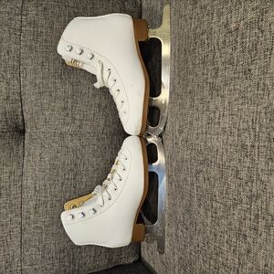 Youth White Ice Skates Size 12K